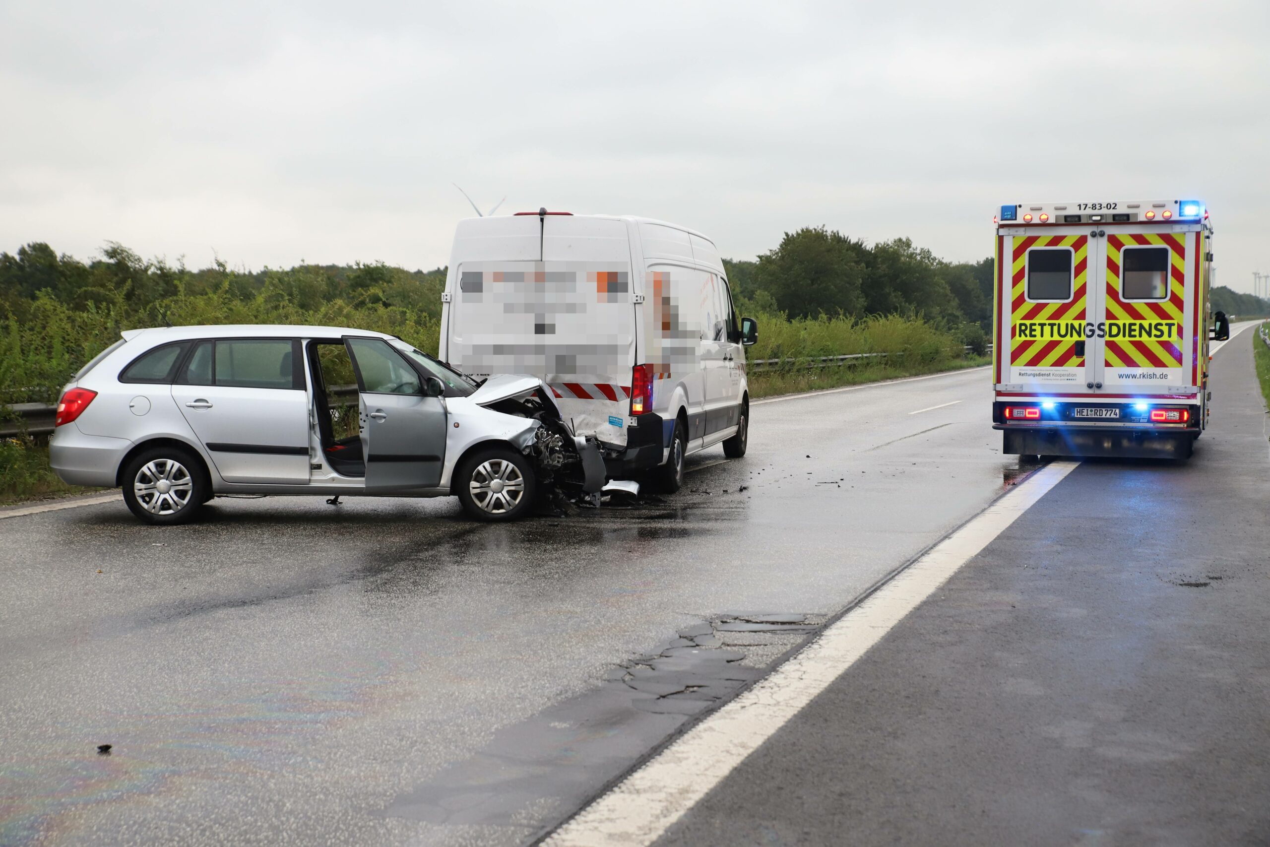 Die zwei am Unfall beteiligten Fahrzeuge. Die A23 wurde voll gesperrt.