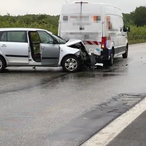 Die zwei am Unfall beteiligten Fahrzeuge. Die A23 wurde voll gesperrt.