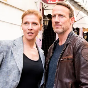 Die Schauspieler Franziska Weisz und Wotan Wilke Möhring stehen während eines Fototermins zum NDR-Tatort "Die goldene Zeit" zusammen.