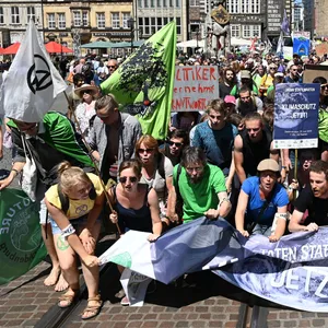 Klimaschutz-Aktivisten bei einer Demonstration in der Bremer Innenstadt