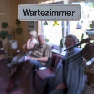 Immer weniger Hausärzte: Hamburger müssen teils lange Wartezeiten bis einem Termin in Kauf nehmen. (Symbolbild)