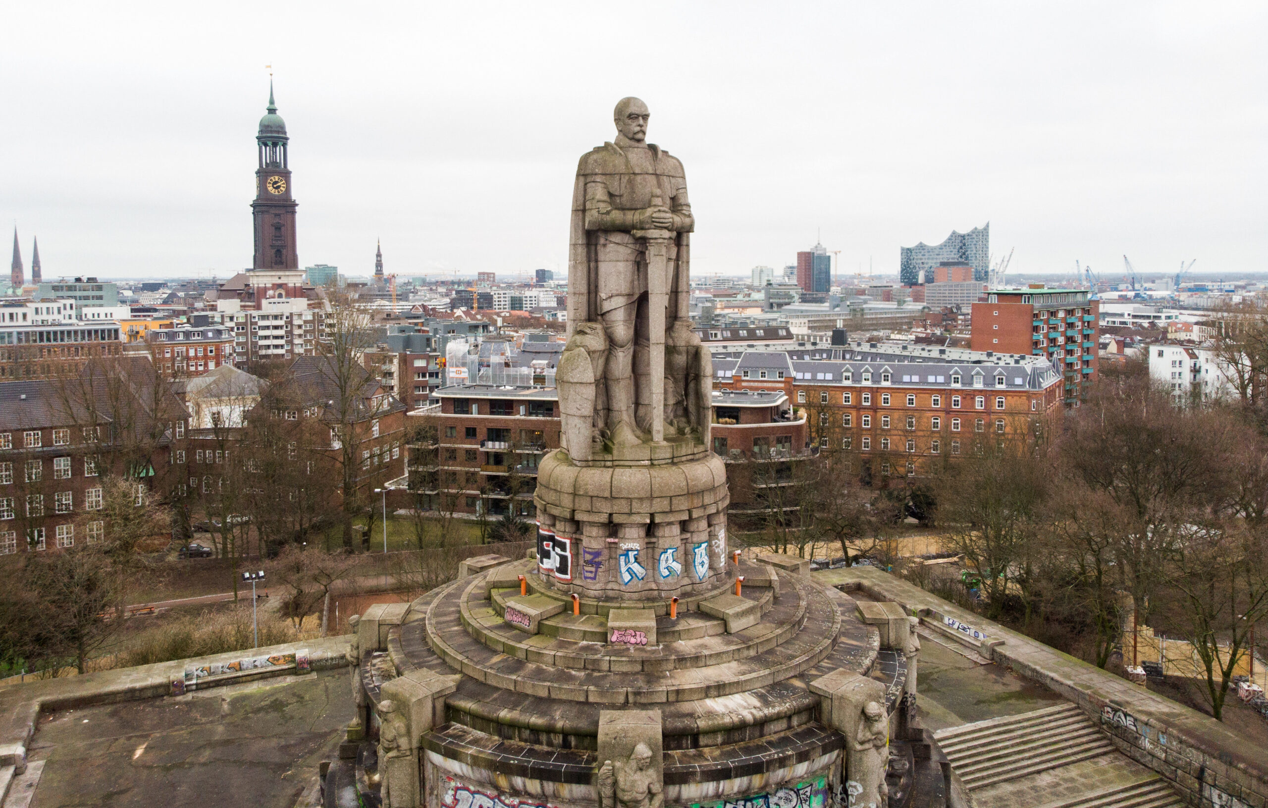 Das Bismarck Denkmal mit der Hamburger Innenstadt im Hintergrund