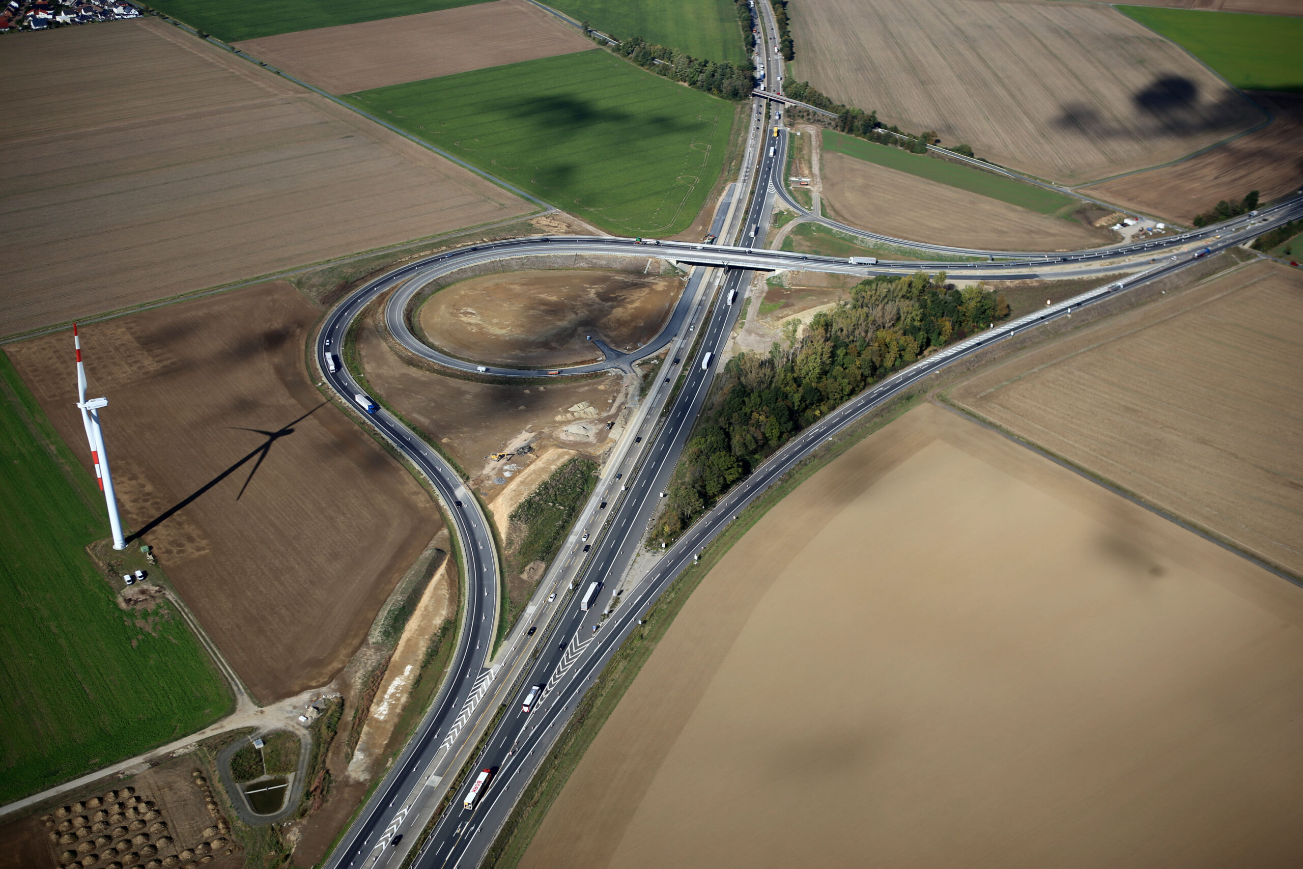 Ein Blick aus der Luft auf das Autobahndreieck Salzgitter. (Archivbild)