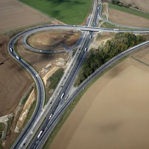 Ein Blick aus der Luft auf das Autobahndreieck Salzgitter. (Archivbild)