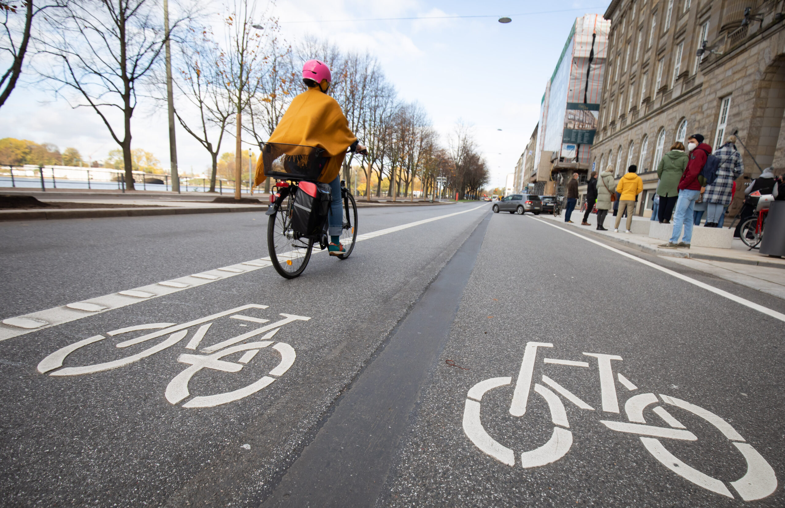 Rad fahrerin von hinten auf einem Straßenfahrradweg zu sehen