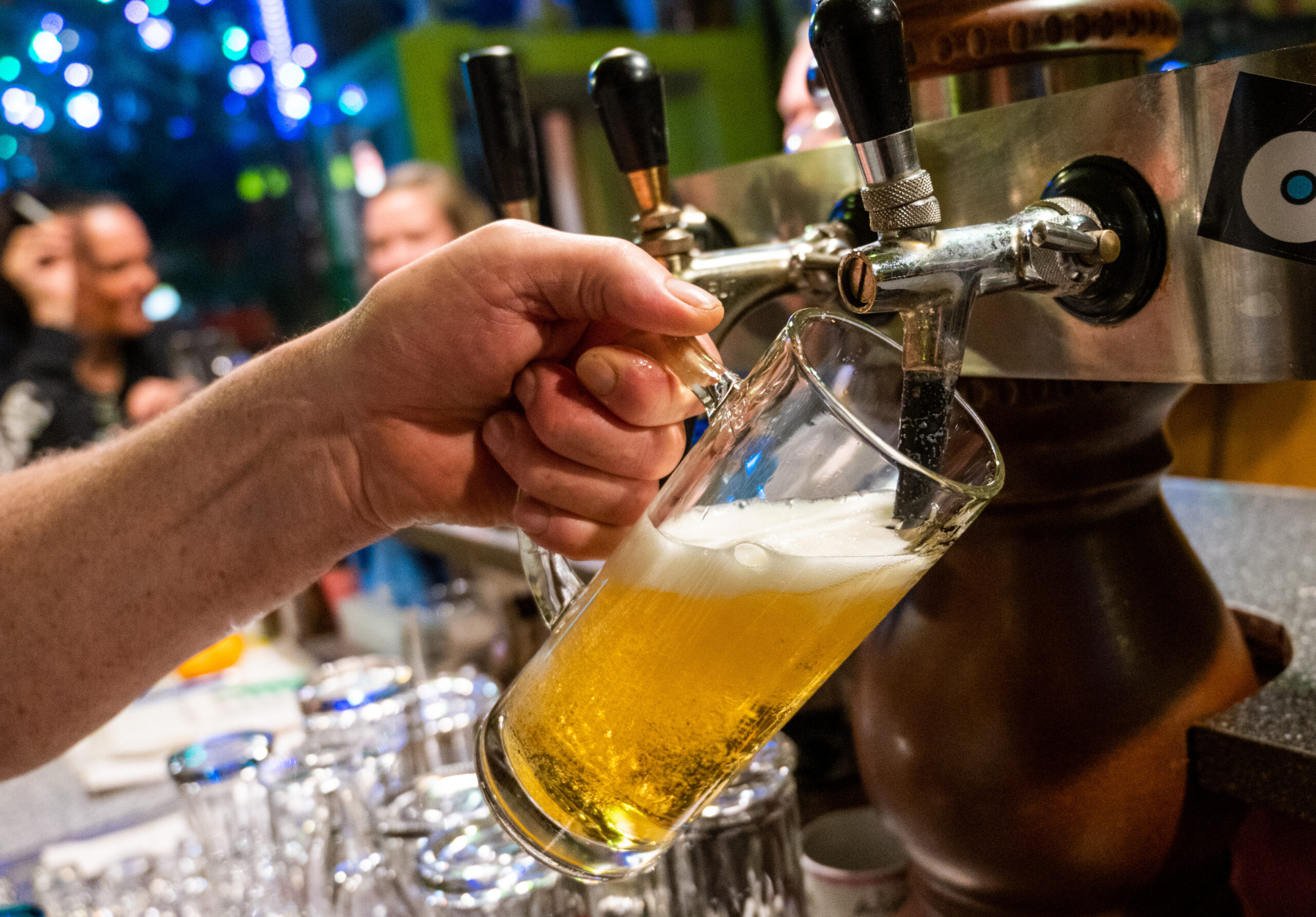 Ein Bier wird in einer Gaststätte gezapft.