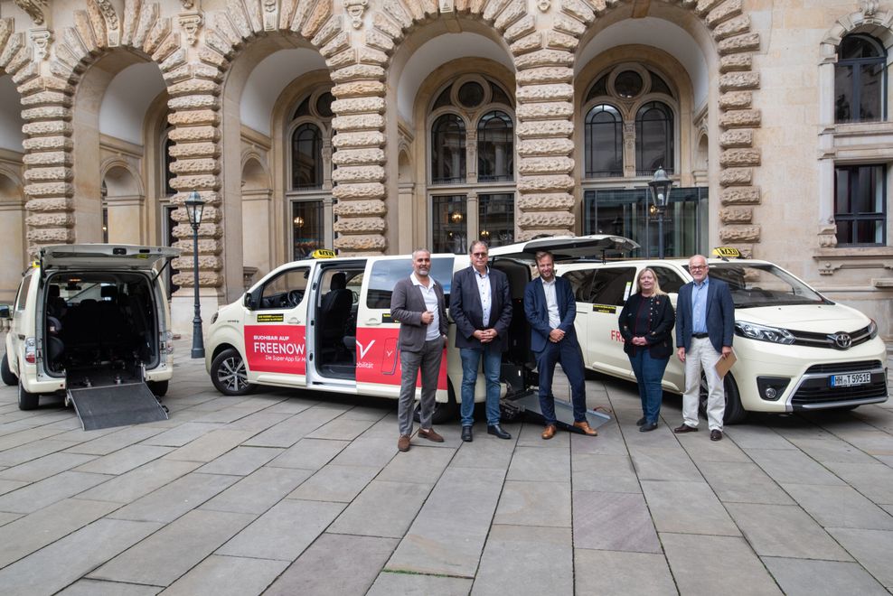 Präsentierten die neuen Inklusion-Taxis: Taxiunternehmer Bülent Aktas, FreeNow-Chef Alexander Mönch, Rolf Tretow von den Elbe-Werkstätten, Verkehrssenator Anjes Tjarks (Grüne) und Ulrike Kloiber, Senatskoordinatorin für Gleichstellung.