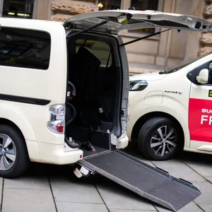In den barrierefreien Taxis müssen Rollstühle nicht eingeklappt werden beim Transport.