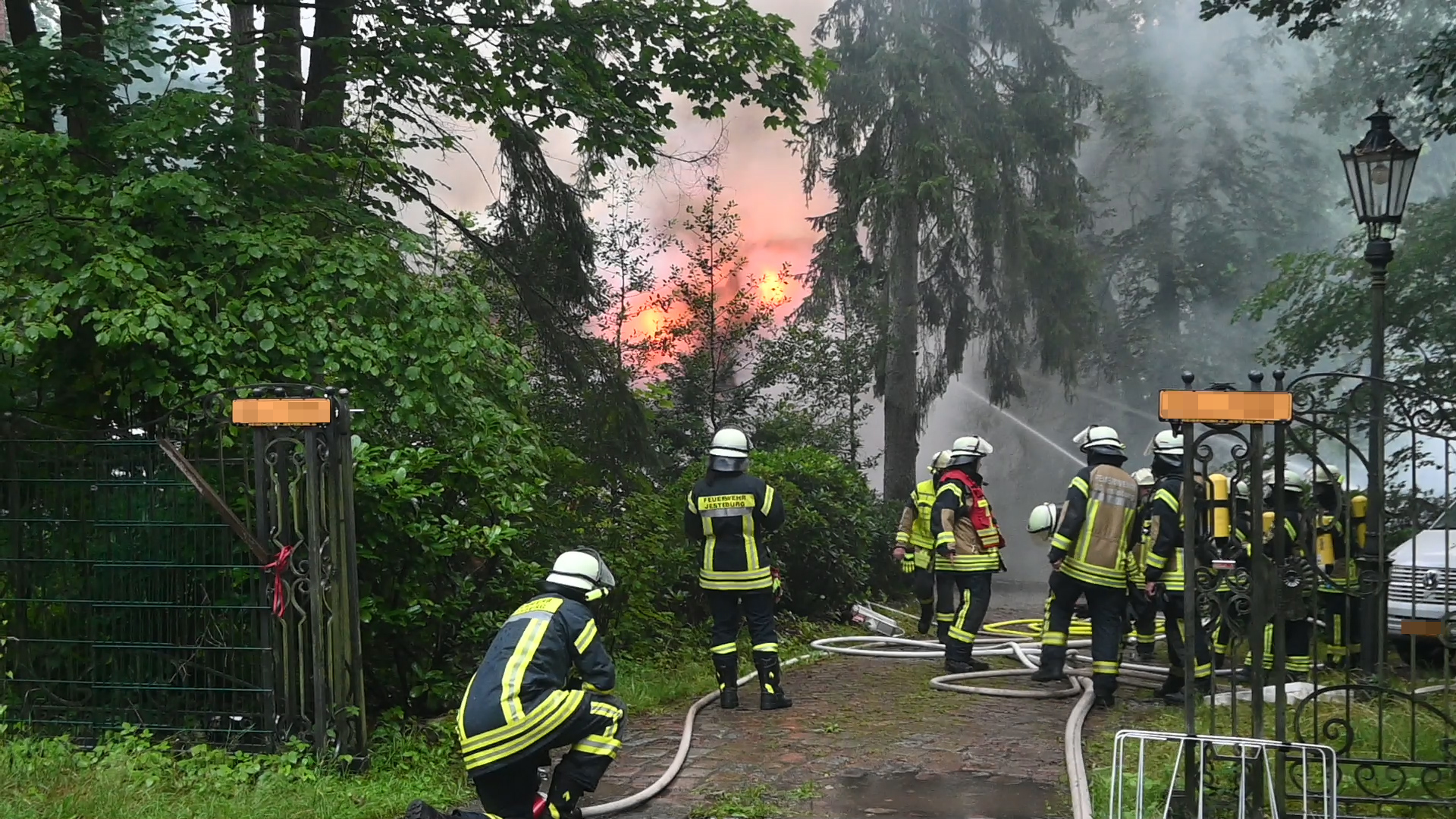 Rund 150 Retter waren bei dem Großfeuer in Jesteburg im Einsatz.