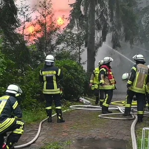 Rund 150 Retter waren bei dem Großfeuer in Jesteburg im Einsatz.