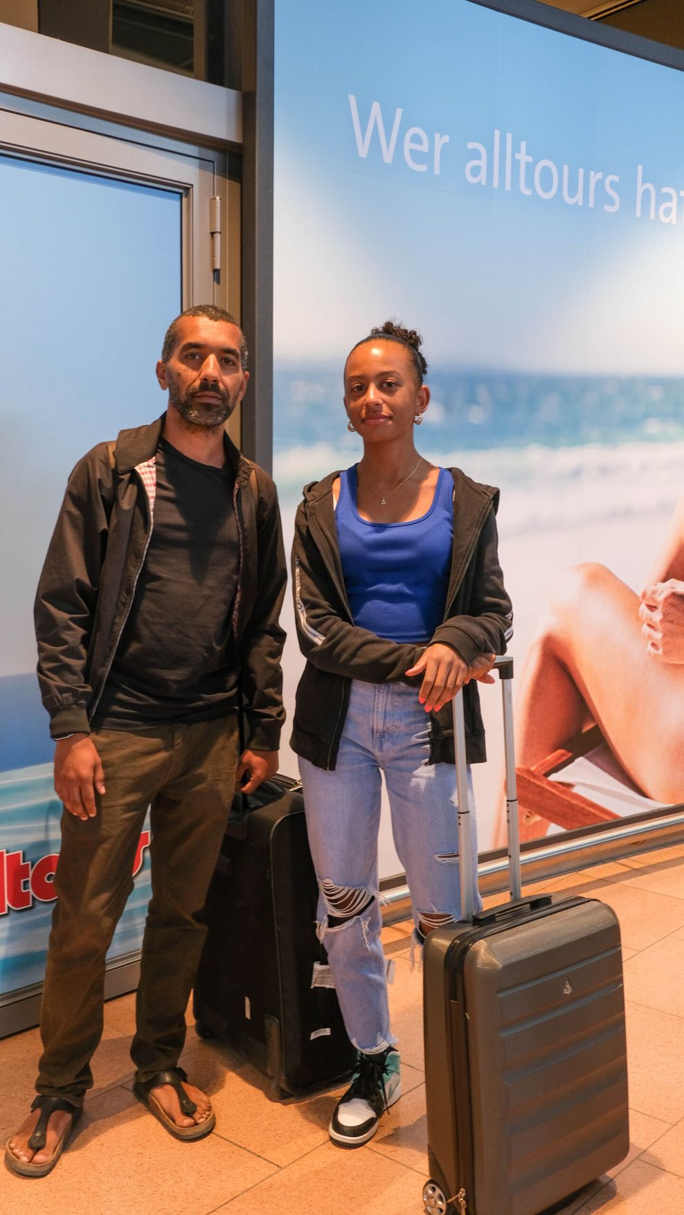 George (41) und Josi (16) Wengeler sind froh, dass sie das Feuer nicht direkt betroffen hat.