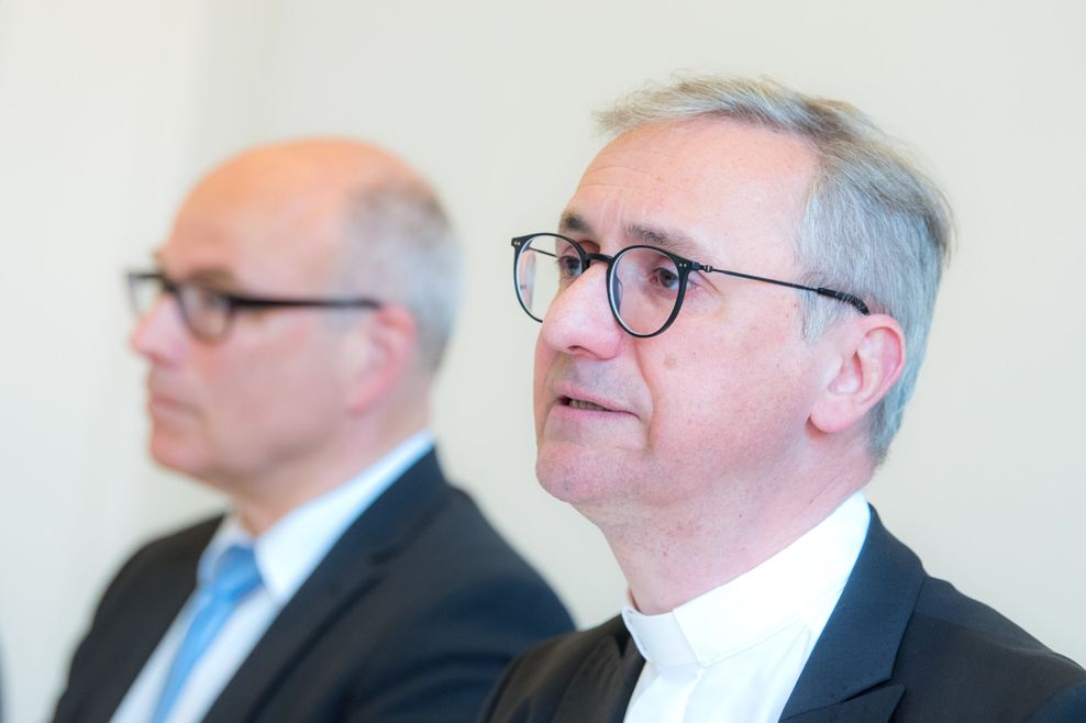 Schwierige Verhandlungen: Schulsenator Ties Rabe (SPD) und Erzbischof Stefan Heße (hier bei einem Termin im April 2022).