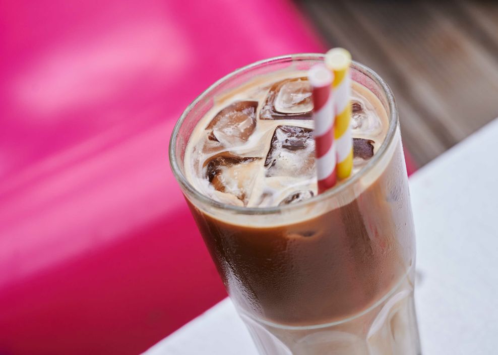 Eine gute Portion Eiswürfel lässt selbst Kaffee zur Sommer-Erfrischung werden.