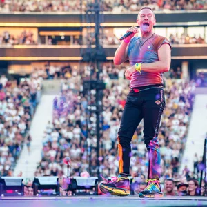 Coldplay-Frontmann Chris Martin steht bei einem Konzert in Frankfurt am Main auf der Bühne. (Archivbild)