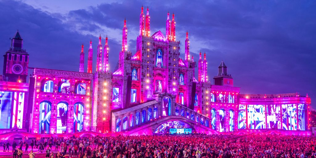 Zuschauer feiern vor der Hauptbühne des Elektro-Festivals "Airbeat One“ 2022.