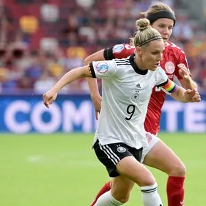 Deutschlands Svenja Huth (l) im Zweikampf mit Dänemarks Sofie Pedersen