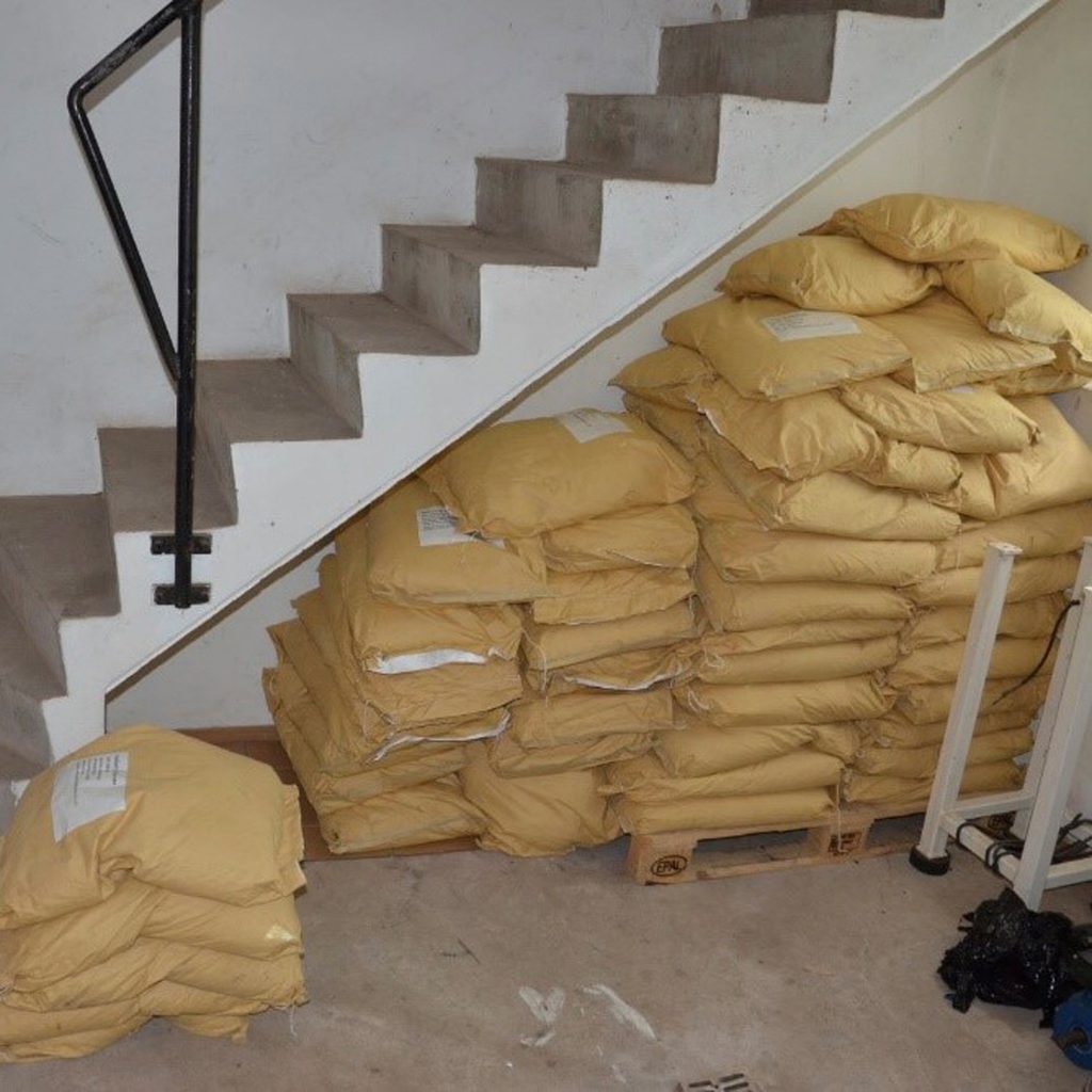 Gelbe Säcke unter einer Treppe