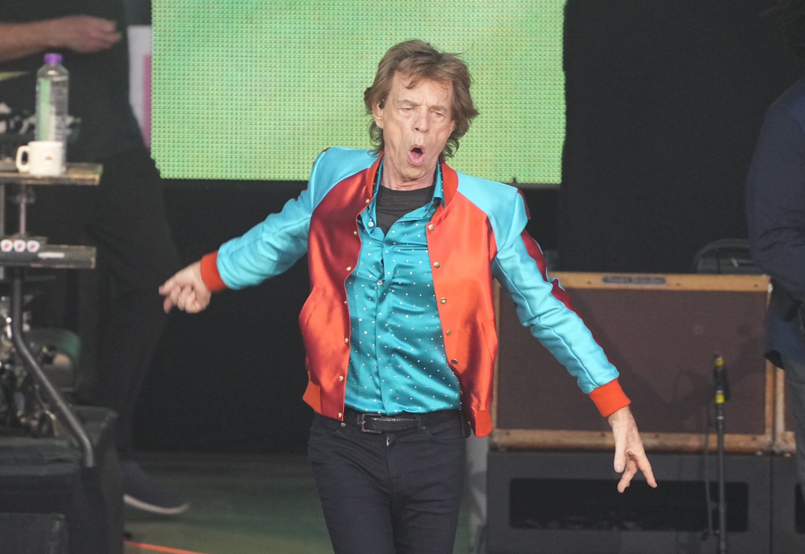 Mick Jagger von der britischen Band Rolling Stones singt während der Jubiläumstour «Sixty» beim Beginn des Konzerts auf der Berliner Waldbühne.
