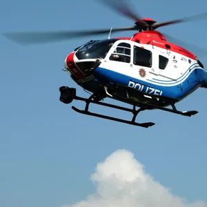 Ein Polizeihubschrauber im Einsatz (Symbolbild)