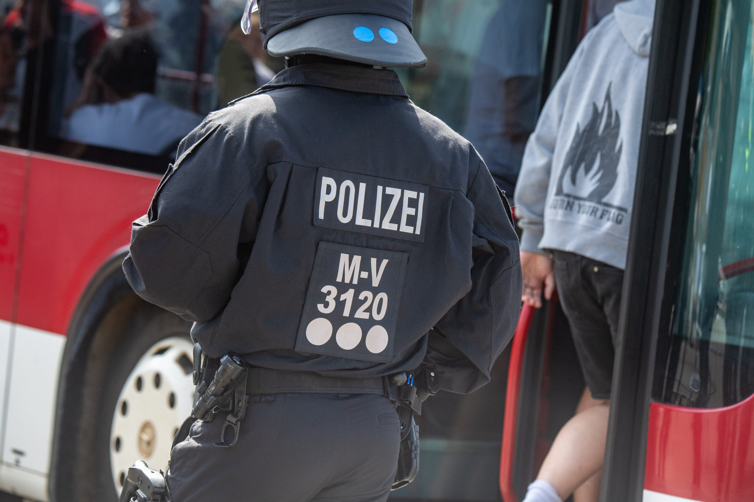 Hass-Gesänge: Fans von Hansa Rostock gehen auf Migranten los – MOPO