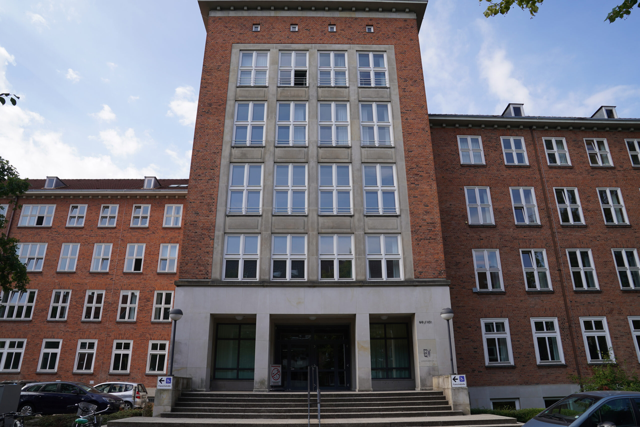 Der Eingang des Landgerichts Kiel.