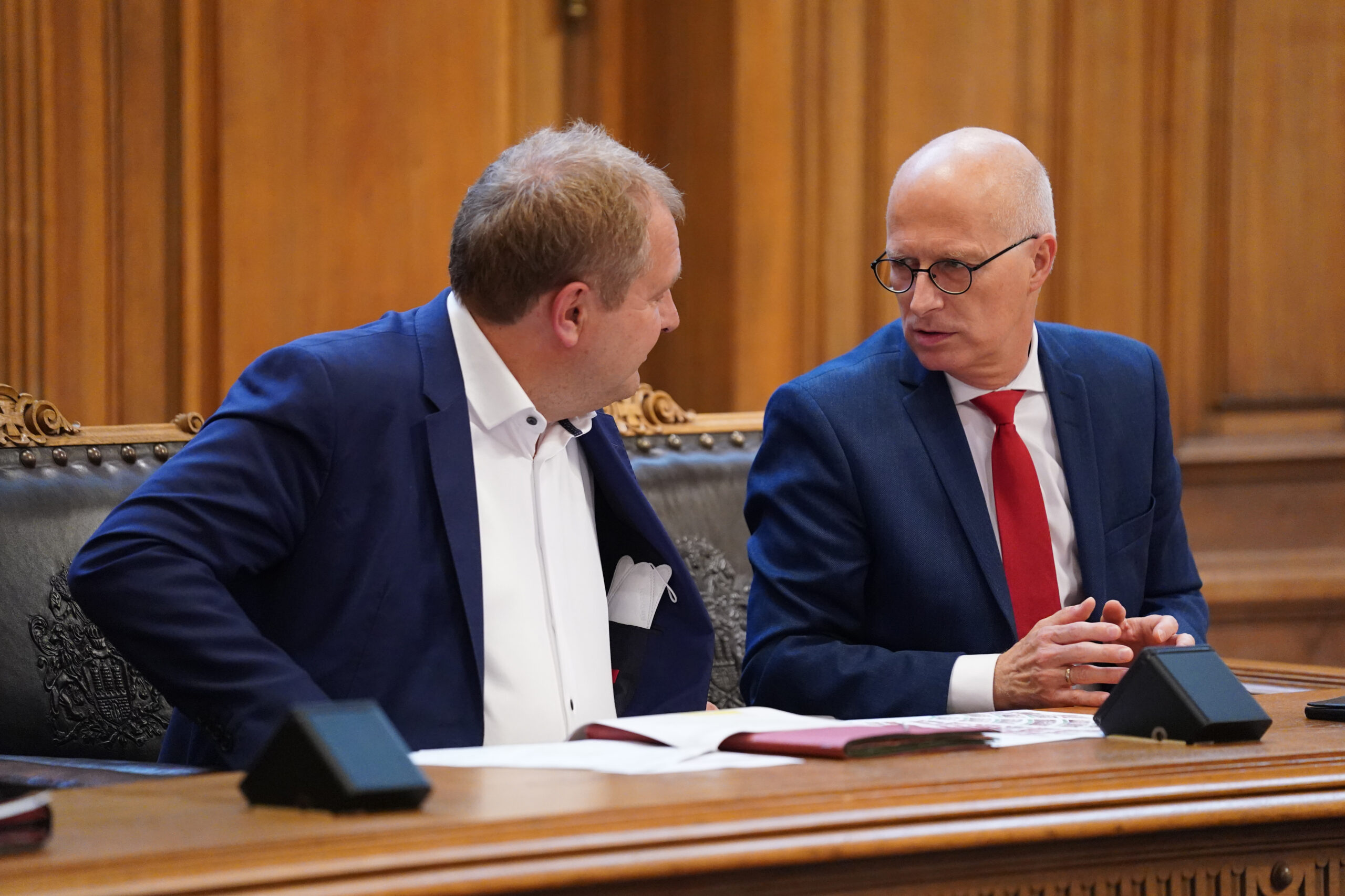 Umweltsenator Jens Kerstan (Grüne) und Bürgermeister Peter Tschentscher (SPD). Die beiden Koalitionspartner ringen um die Macht in Hamburg. (Archivbild)