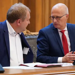 Umweltsenator Jens Kerstan (Grüne) und Bürgermeister Peter Tschentscher (SPD). Die beiden Koalitionspartner ringen um die Macht in Hamburg. (Archivbild)