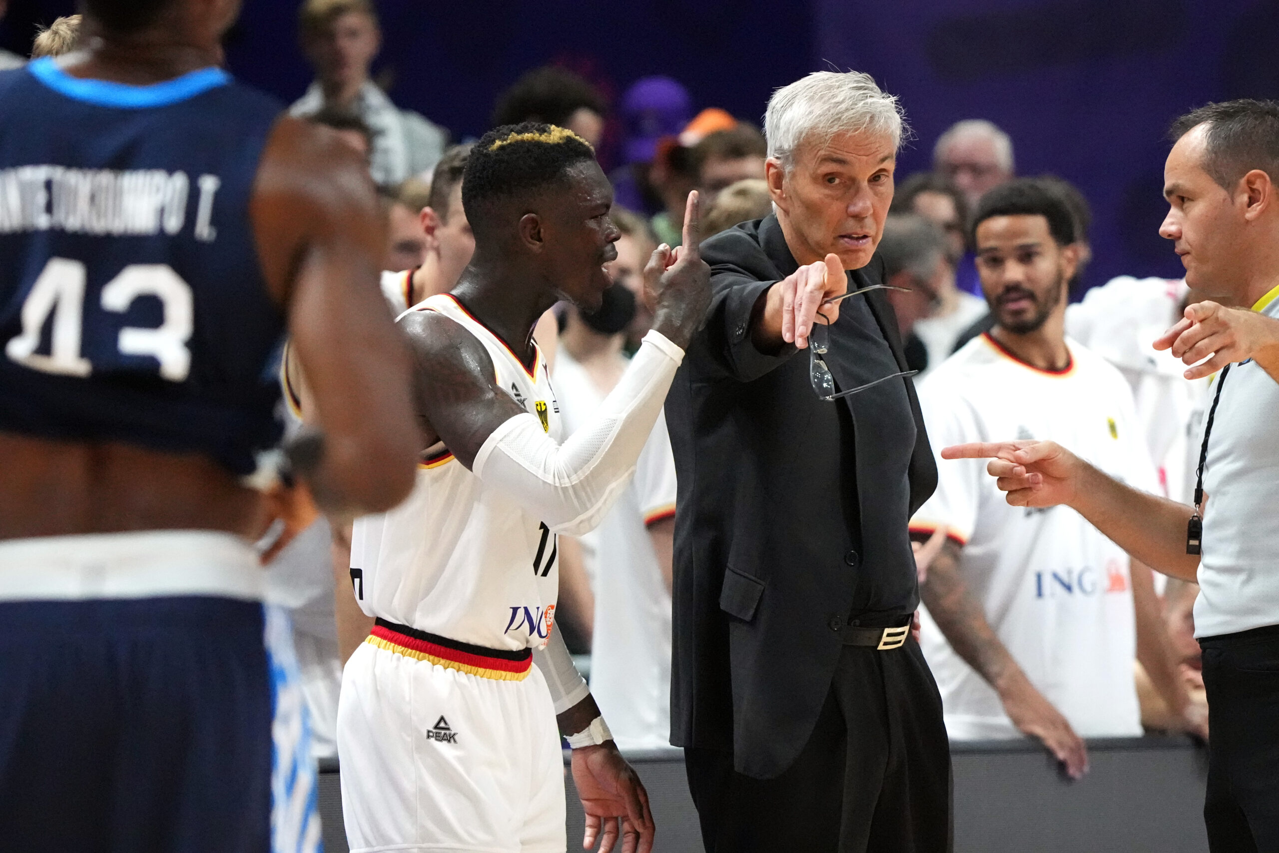 Dennis Schröder und DBB-Trainer Gordon Herbert