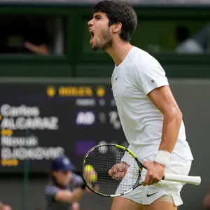 Carlos Alcaraz freut sich in Wimbledon.
