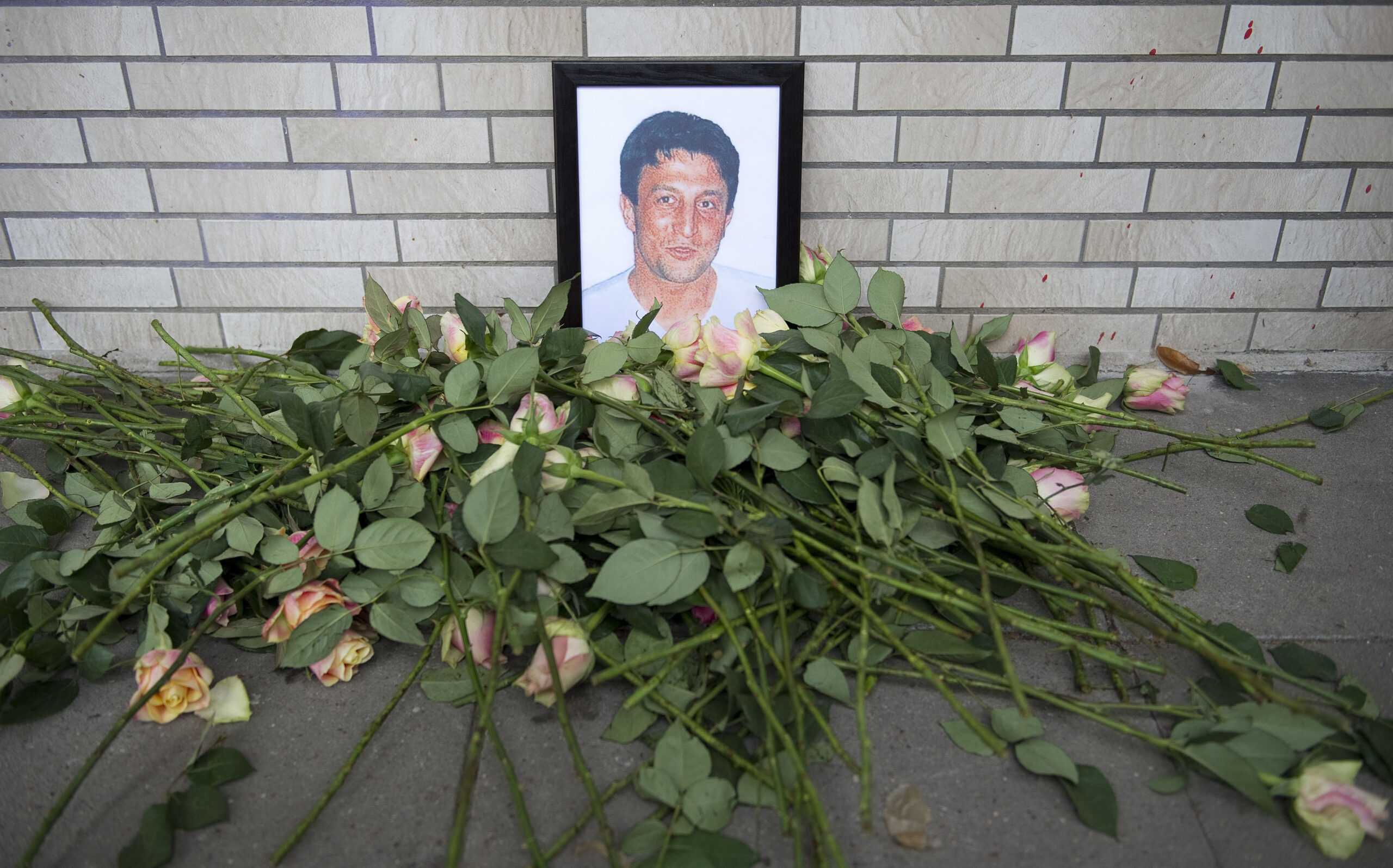 Ein Bild des NSU Mordopfers Süleyman Tasköprü ist am 02.11.2012 in Hamburg in der Schützenstrasse zum Gedenken mit Rosen geschmückt. (Archivbild)