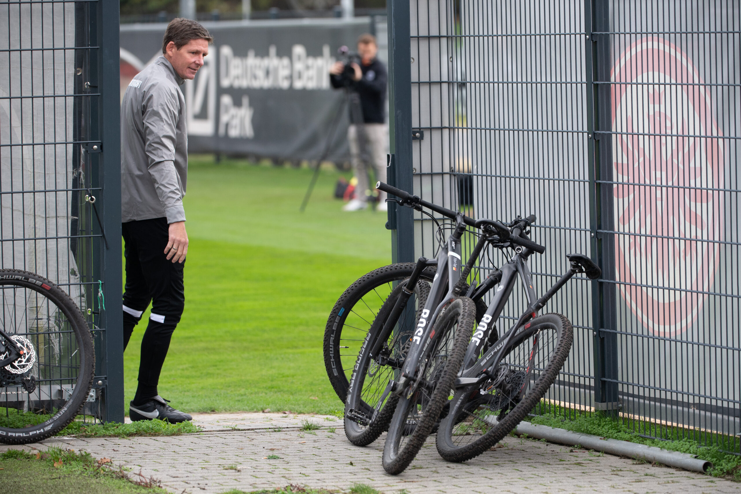 Fahrräder vor einem Fußballplatz