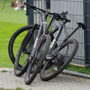 Fahrräder vor einem Fußballplatz