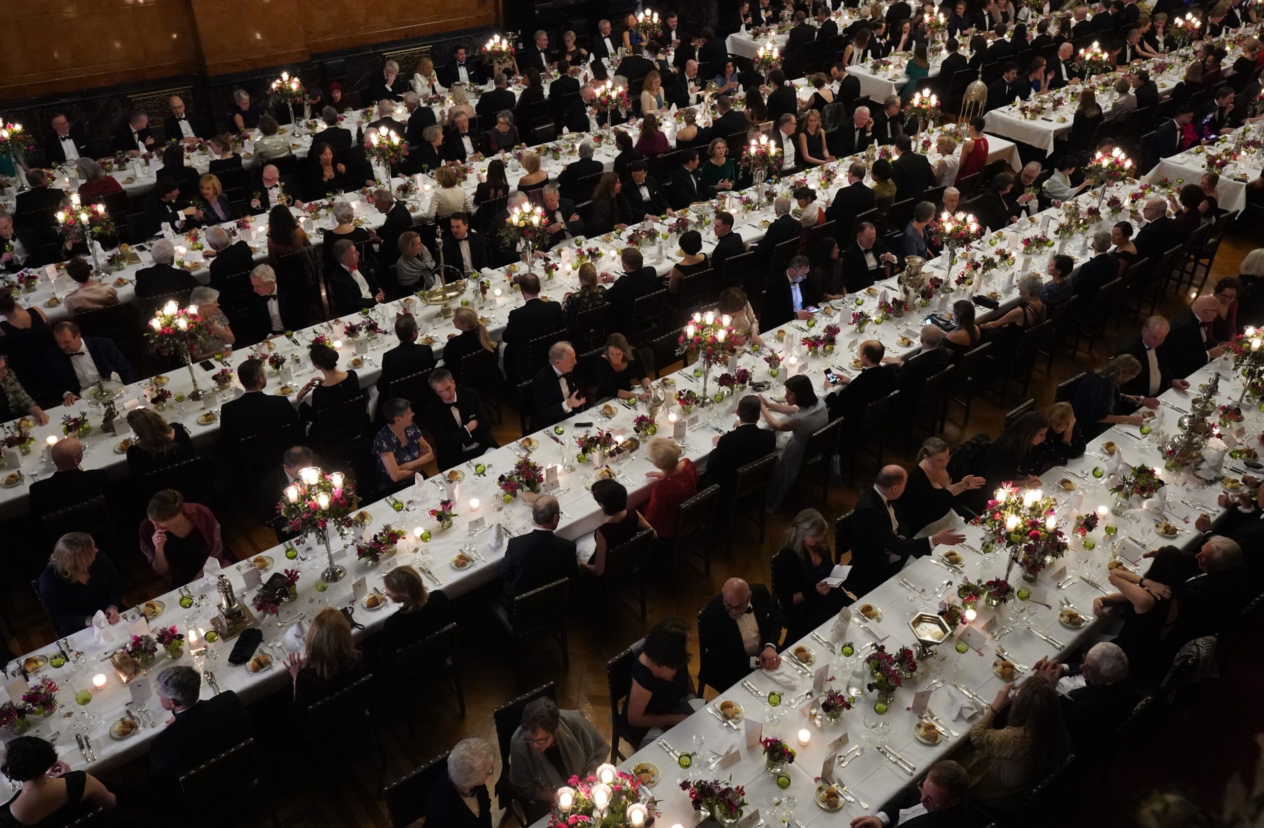 Die Gäste sitzen im Großen Festsaal beim traditionellen Matthiae-Mahl des Hamburger Senats im Rathaus.