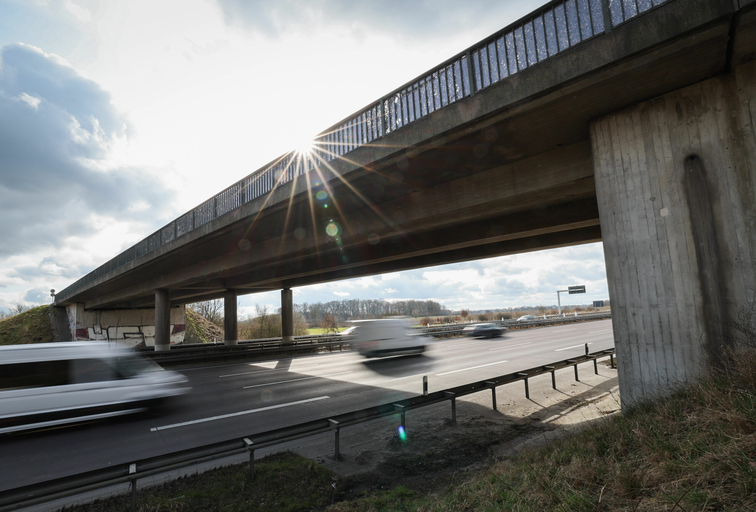 Die Brücke über die Autobahn A1 an der Anschlussstelle Reinfeld.