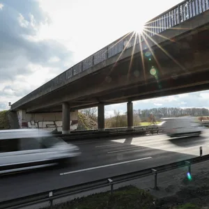 Die Brücke über die Autobahn A1 an der Anschlussstelle Reinfeld.