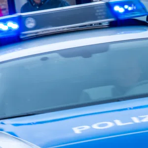Fahrendes Polizeiauto mit Blaulicht