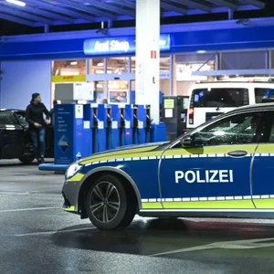 Mann bedroht Tankstellen-Angestellte mit Waffe - vor den augen ihrer Tochter