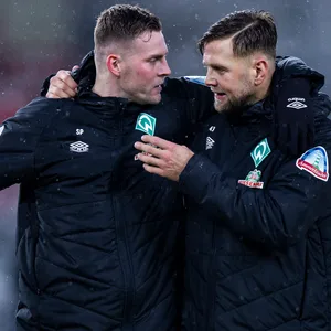 Niclas Füllkrug und Marvin Ducksch tauschen sich nach dem Spiel aus.