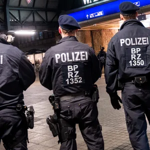 Bundespolizisten, von hinten aufgenommen, am Hauptbahnhof