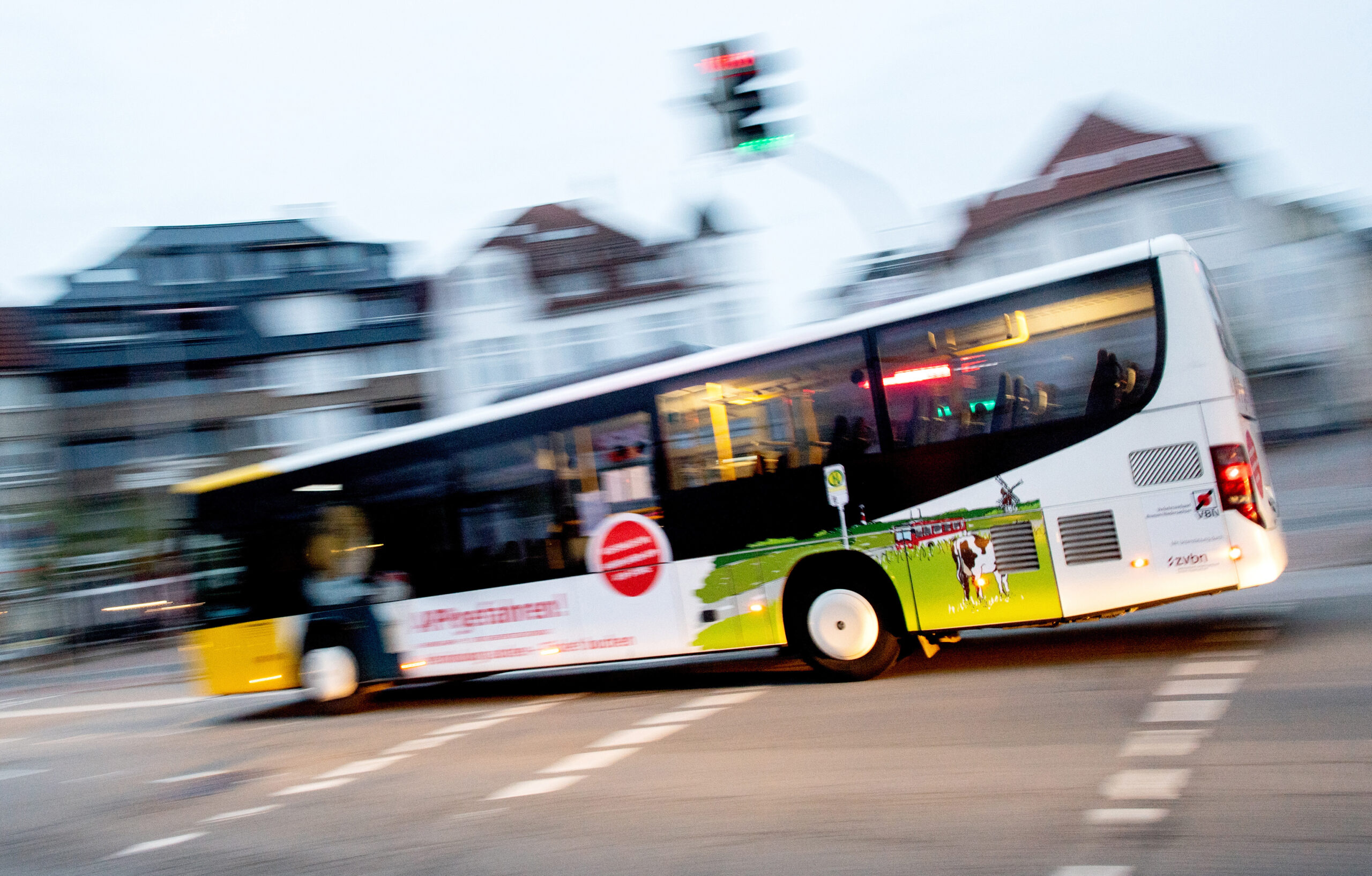 Teenager unter drogen klaut Linienbus – Polizei stoppt ihn