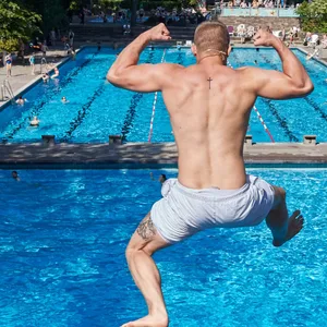 Ein Mann springt ins Becken des Kaifu-Bades. Wie man sich jetzt am besten gegen die Hitze schützen kann.
