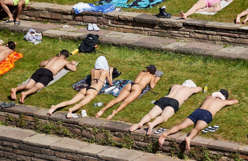 Besucher des Freibades Kaifu-Bad in der Sonne.