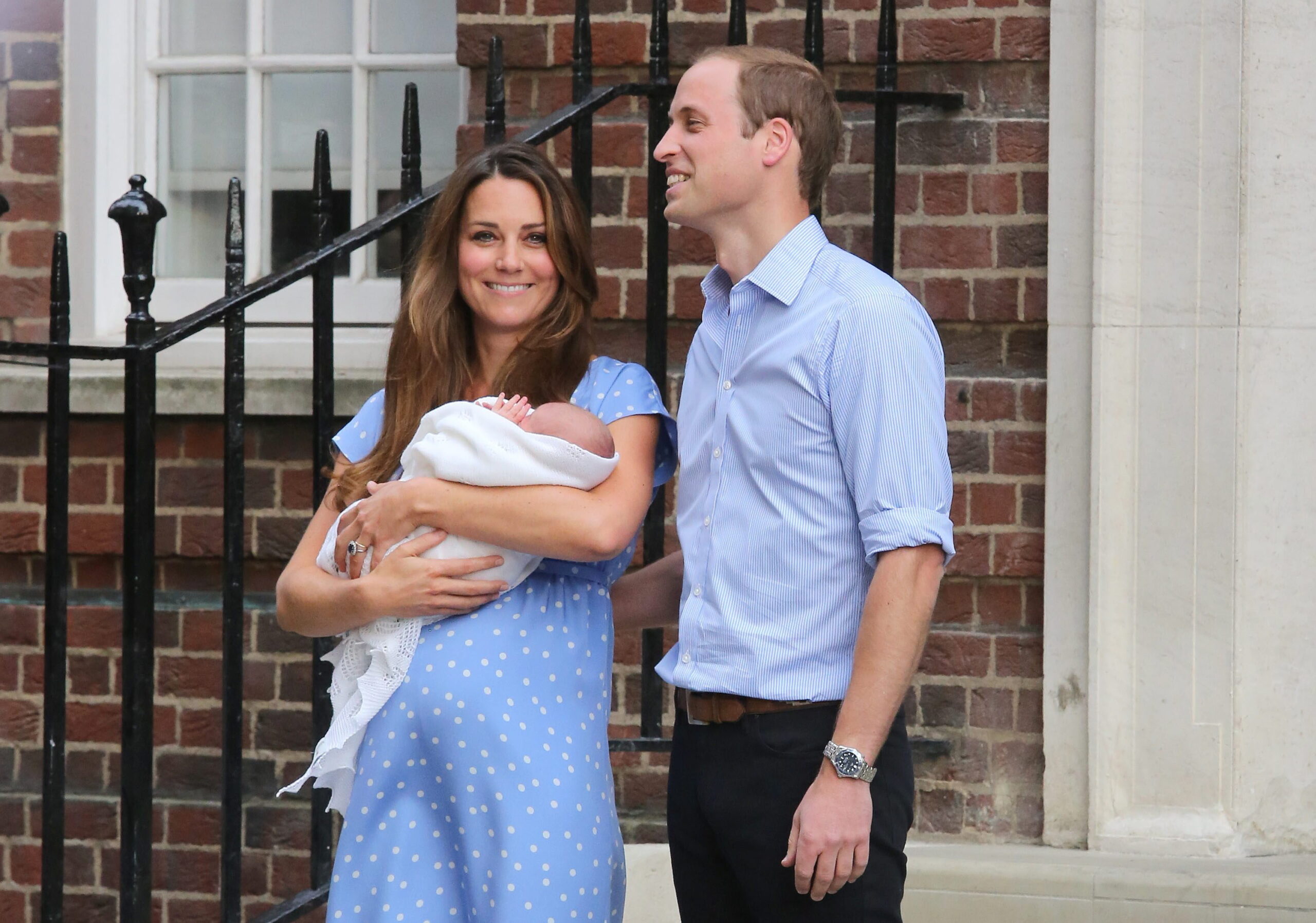 Kate und William stehen mit dem Neugeborenen vor dem Krankenhaus und posieren für die Presse.
