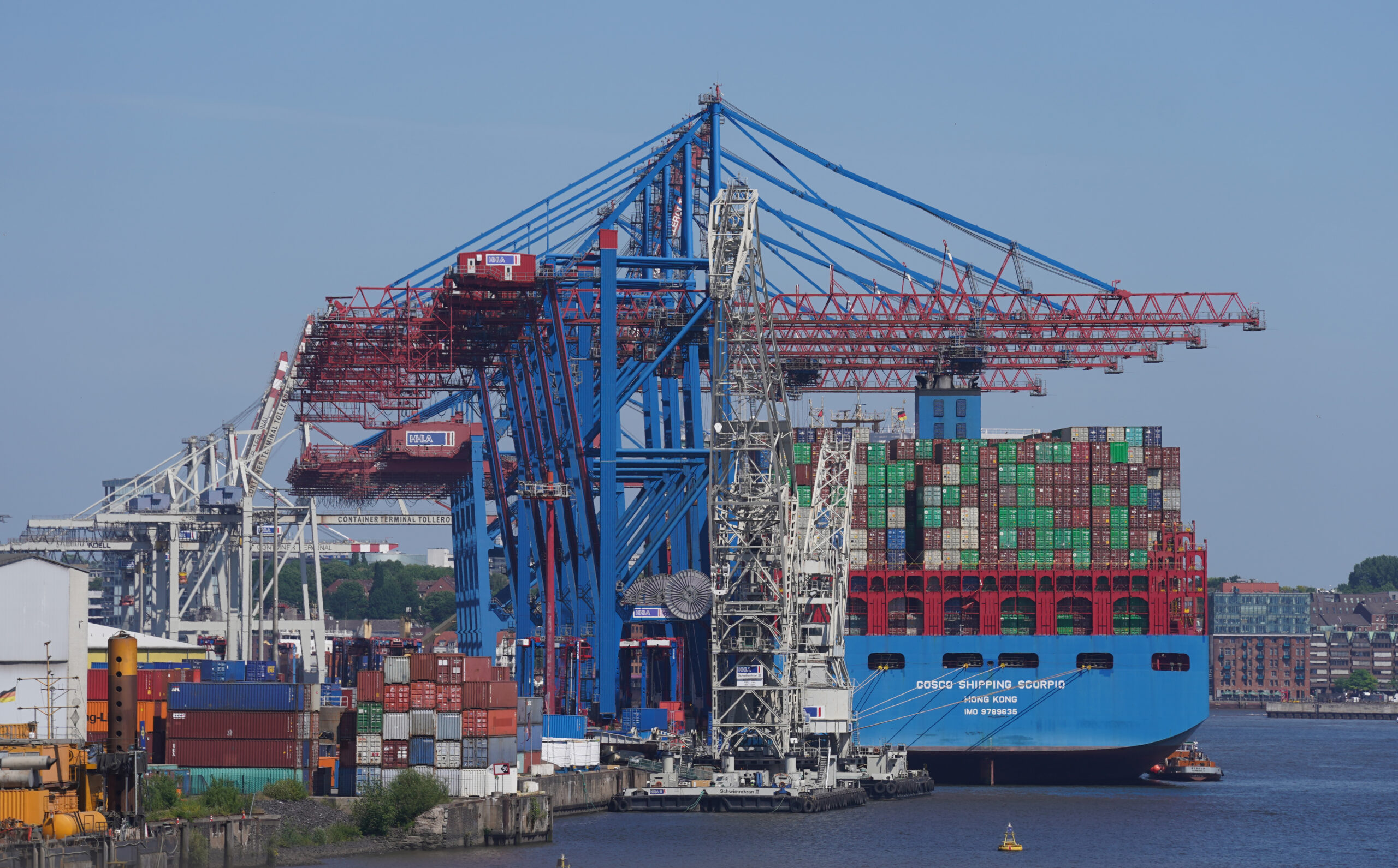 Ein Containerschiff im Hamburger Hafen. Für die Schifffahrt werden schärfere Regeln für den Klimaschutz erwartet.