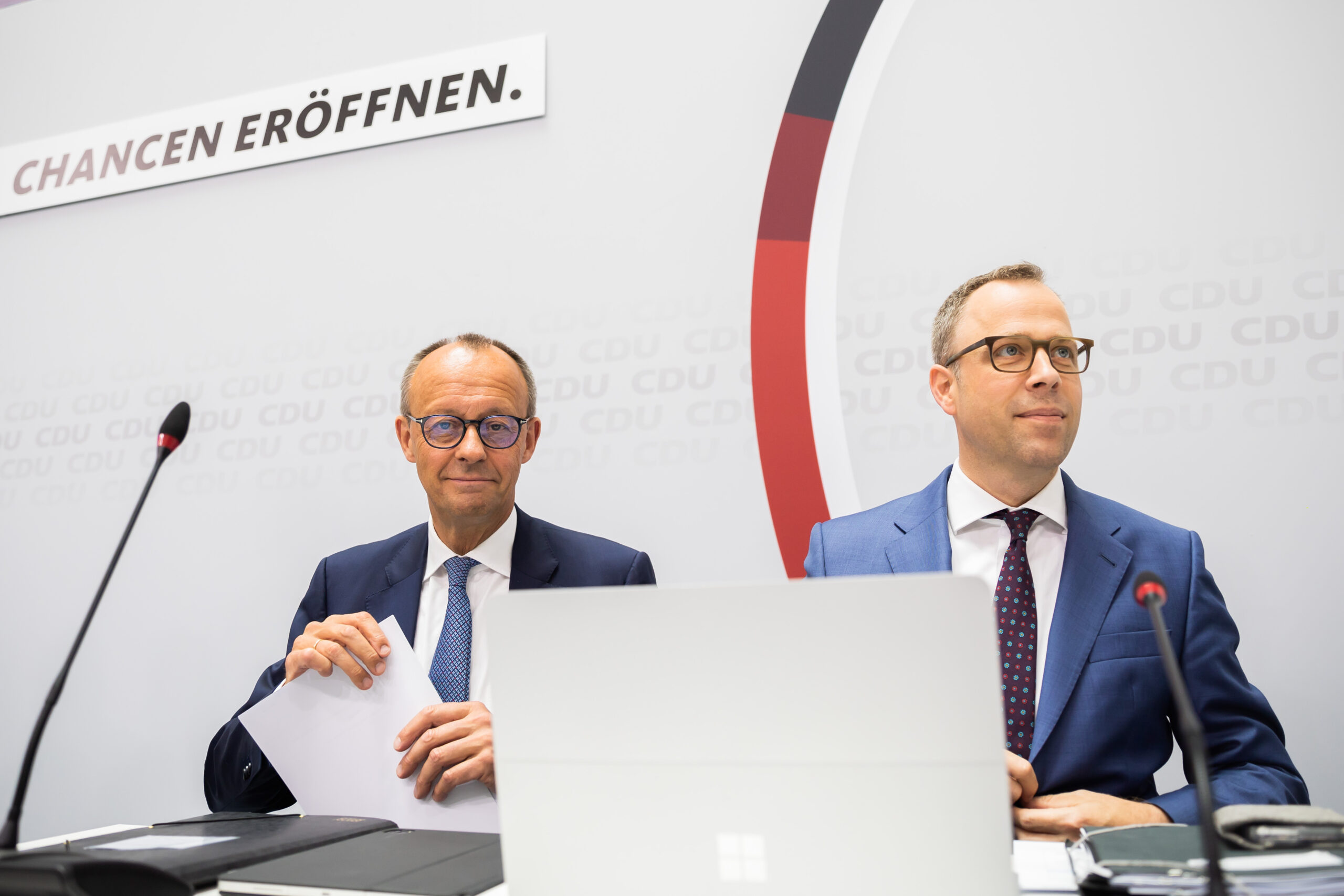 CDU-Parteichef Friedrich Merz (l.) wird Noch-Generalsekretär Mario Czaja (r.) ersetzen.