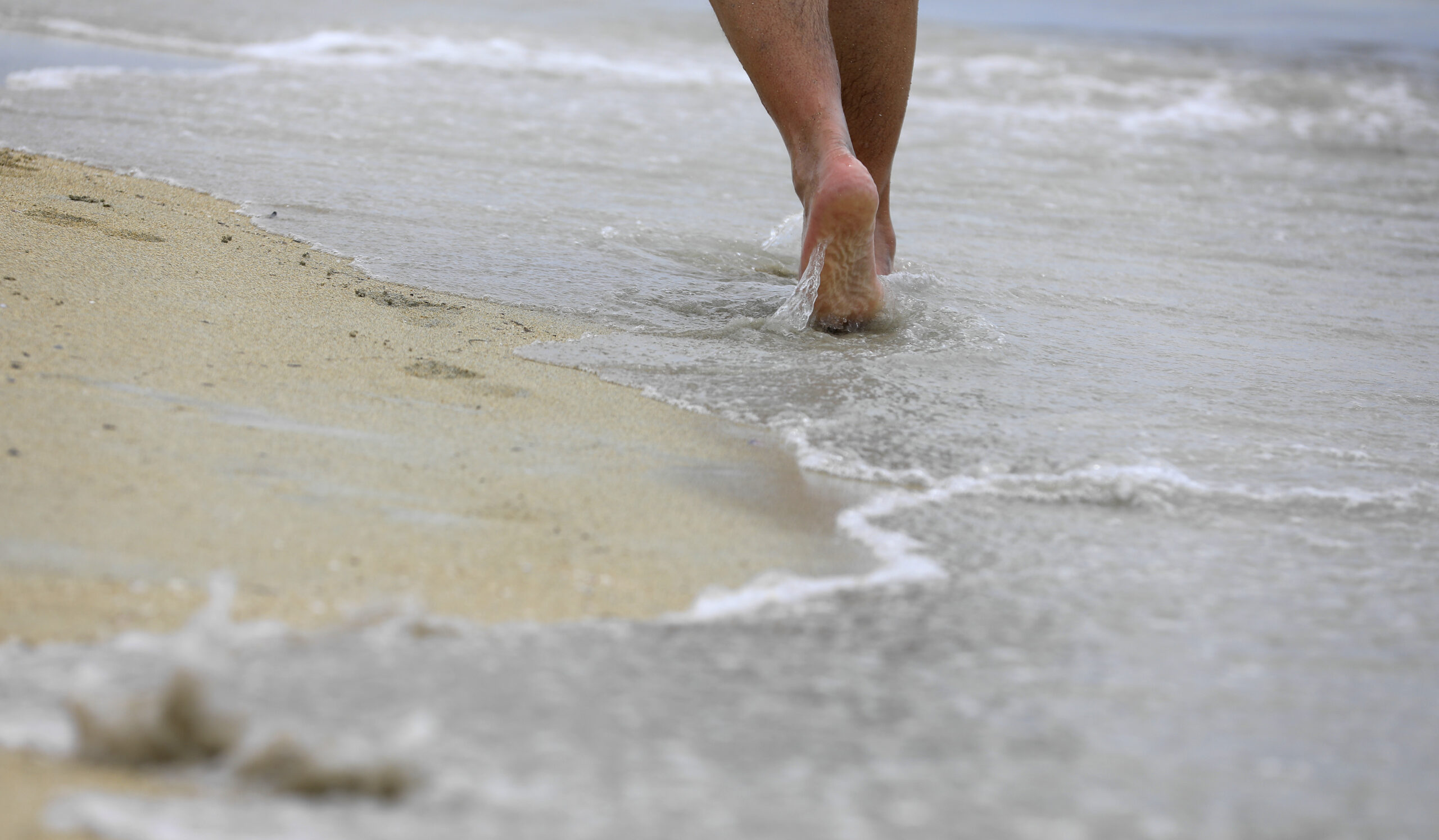 Mann macht Spaziergang am Strand