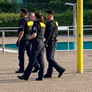 Polizist:innen bei einem Einsatz im Columbiabad in Berlin-Neukölln. (Archivbild)