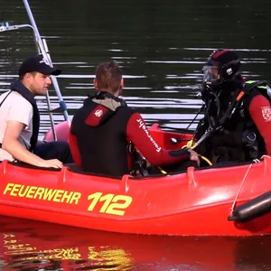 Polizeitaucher bargen am Motagabend den toten Stand-Up-Paddler am Oyter See. (Symbolbild)