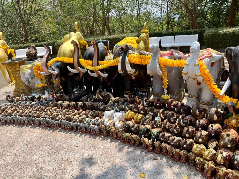 Der „Elephant Shrine“ am Promthep Cape auf der Insel Phuket. In kaum einem anderen Land der Welt werden Elefanten so verehrt wie in Thailand.