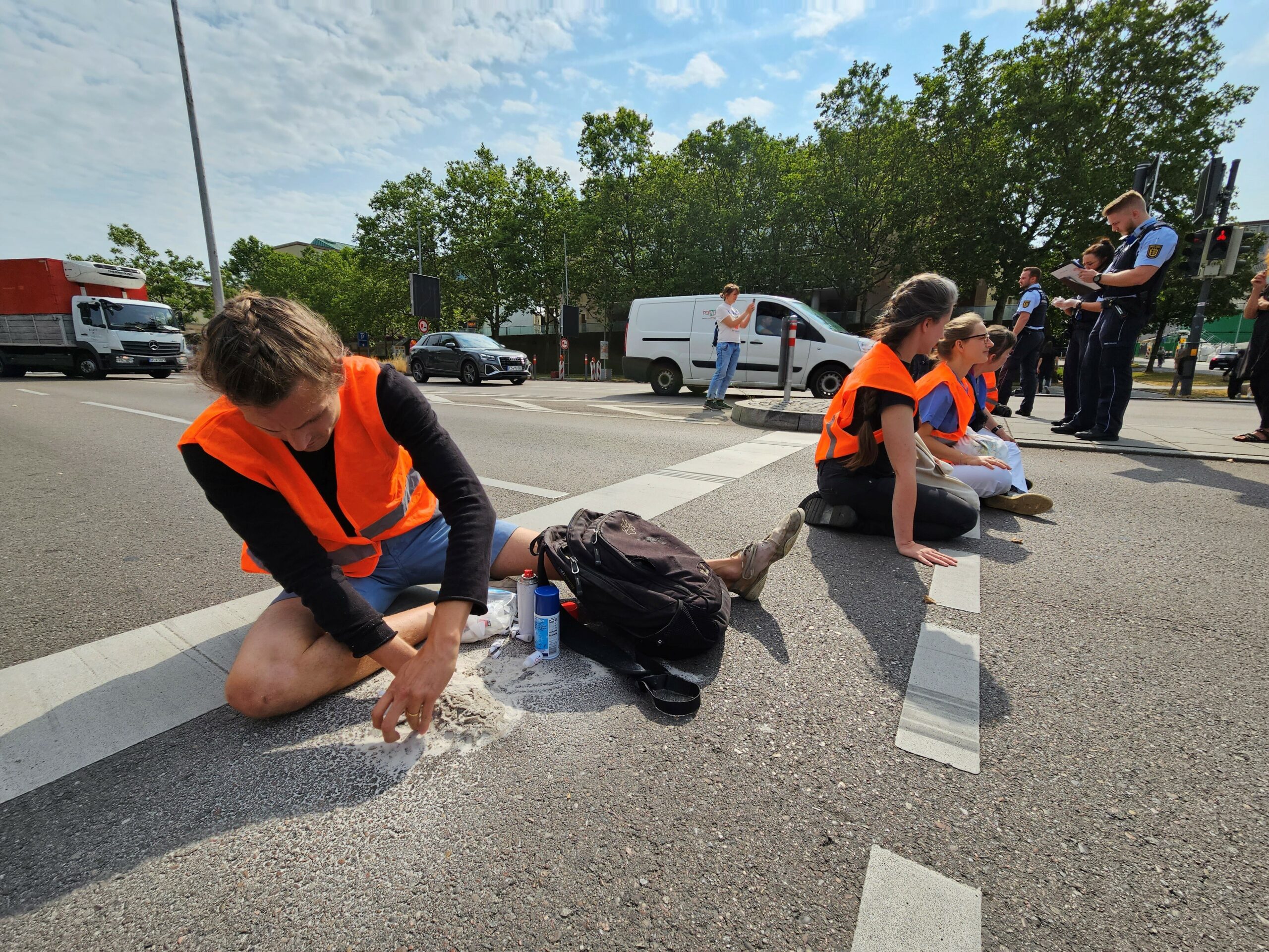 Aktivistinnen und Aktivisten der Klimaschutzgruppe Letzte Generation haben sich auf der Straße festgeklebt oder festbetoniert. (Symbolbild)